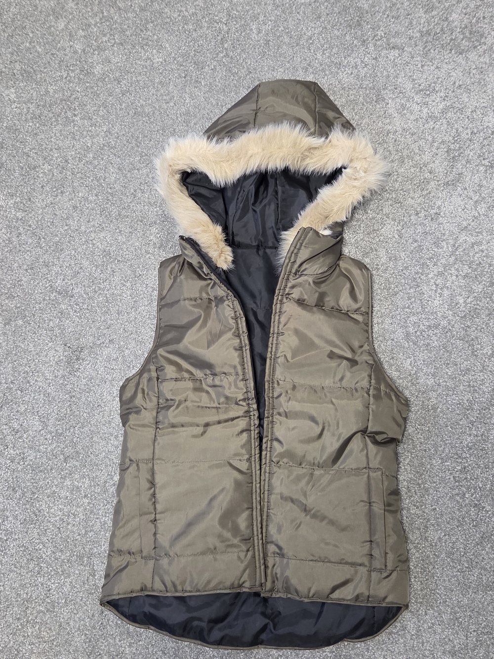 Juniors' Reversible Black/Olive Green Hooded Puffer Vest with Faux Fur Trim